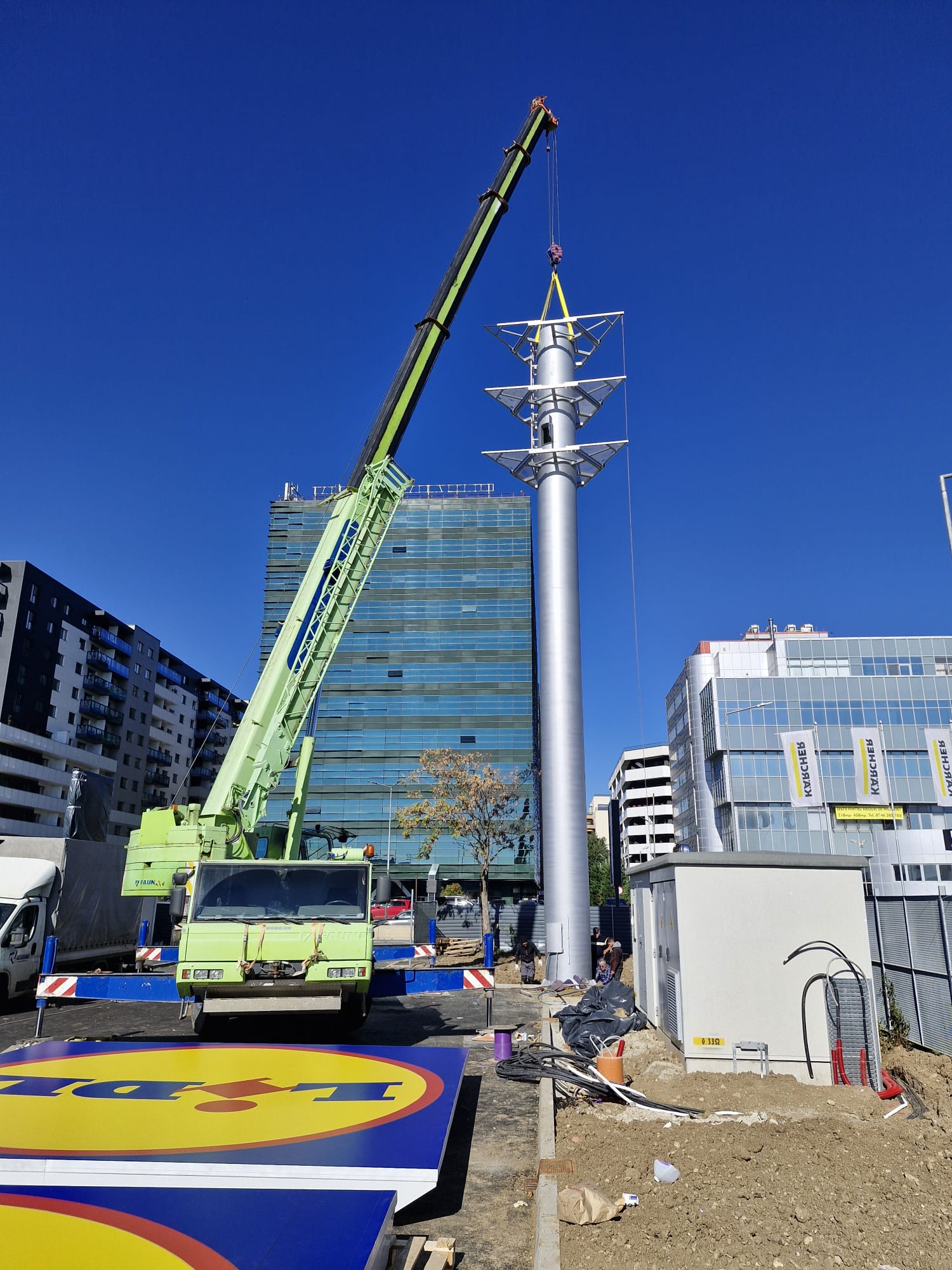 Pilon publicitar Lidl Voluntari, vedere verticală completă.