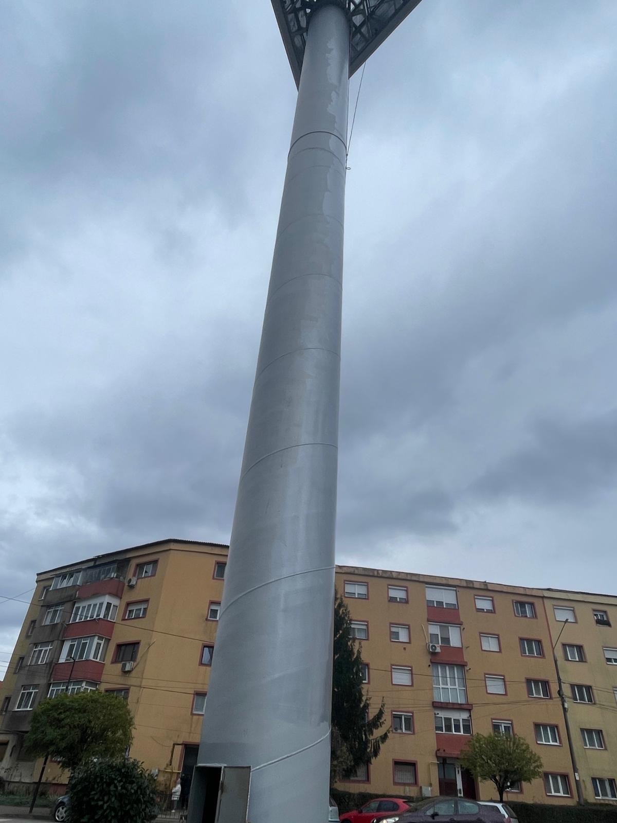 Structură tubulară pentru pilon publicitar Lidl, văzută din apropiere.
